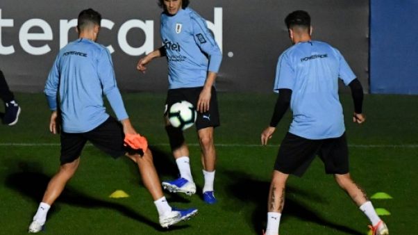 L'Uruguayen Edinson Cavani (c) à l'entraînement avec ses coéquipiers, à Belo Horizonte au Brésil, le 13 juin 2019 L'Uruguayen Edinson Cavani (c) à l'entraînement avec ses coéquipiers, à Belo Horizonte au Brésil, le 13 juin 2019