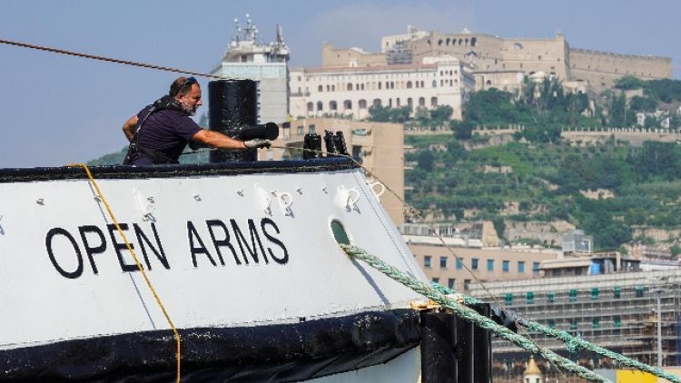 Migranti, Open Arms nel porto di Napoli