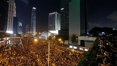 الرئيسة التنفيذية لهونج كونج تعتذر للمواطنين بعد احتجاجات حاشدة على مشروع قانون