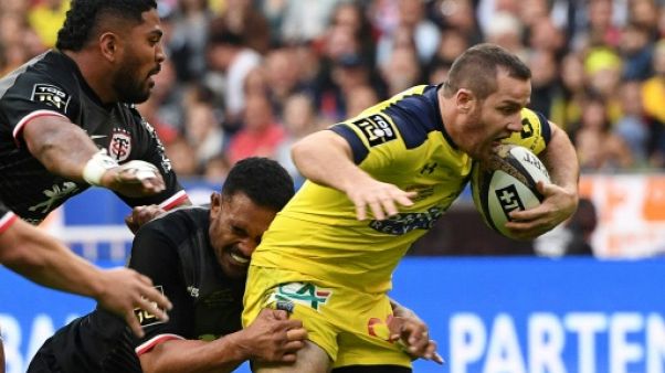 L'ouvreur de Clermont Camille Lopez (d) avec le ballon lors de la défaite face à Toulouse 24-18 en finale de Top 14 le 15 juin 2019 L'ouvreur de Clermont Camille Lopez (d) avec le ballon lors de la défaite face à Toulouse 24-18 en finale de Top 14 le 15 juin 2019