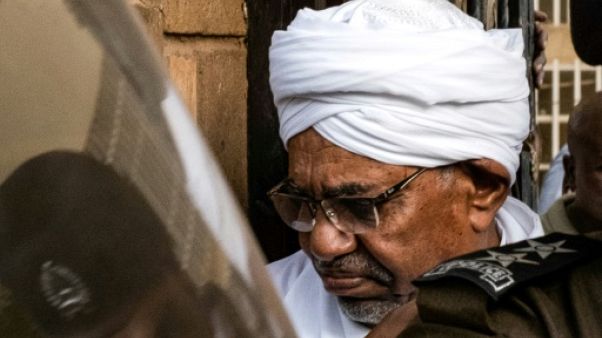 L'ex-président soudanais Omar el-Béchir, destitué le 11 avril par l'armée, photographié à Khartoum après avoir été transféré au parquet, le 16 juin 2019 L'ex-président soudanais Omar el-Béchir, destitué le 11 avril par l'armée, photographié à Khartoum après avoir été transféré au parquet, le 16 juin 2019