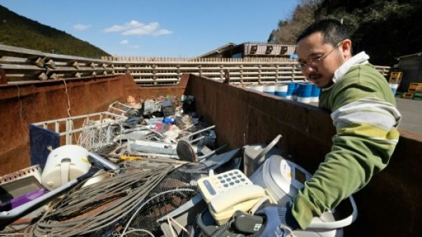 Un habitant de Kamikatsu au Japon apporte à la décharge des objets à recycler, le 14 mars 2019 Un habitant de Kamikatsu au Japon apporte à la décharge des objets à recycler, le 14 mars 2019