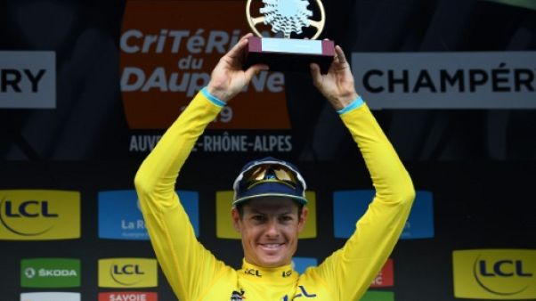 Le Danois Jakob Fuglsang avec son trophée lors de la victoire du Dauphiné le 16 juin 2019 Le Danois Jakob Fuglsang avec son trophée lors de la victoire du Dauphiné le 16 juin 2019