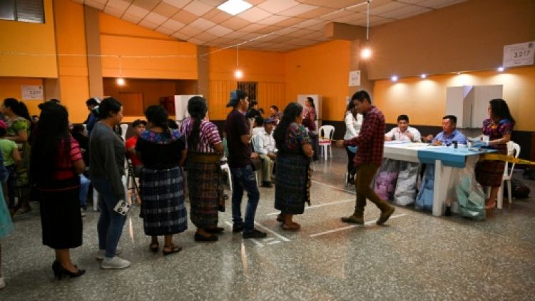 Des électeurs guatémaltèques font la queue dans un bureau de vote à San Juan Sacatepequez, le 16 juin 2019