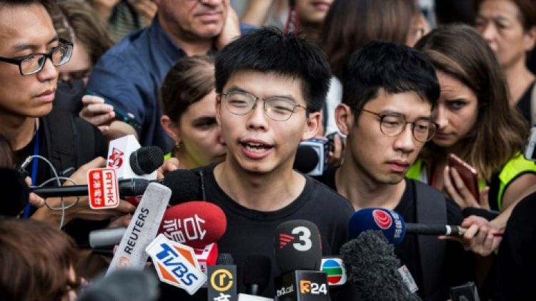 Le militant prodémocratie Joshua Wong (c) s'exprime devant les médias après sa libération, à Hong Kong le 17 juin 2019