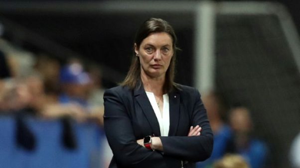 La sélectionneuse de l'équipe de France, Corinne Diacre, lors du match de phase de groupes du Mondial face à la Norvège, à Nice, le 12 juin 2019 La sélectionneuse de l'équipe de France, Corinne Diacre, lors du match de phase de groupes du Mondial face à la Norvège, à Nice, le 12 juin 2019