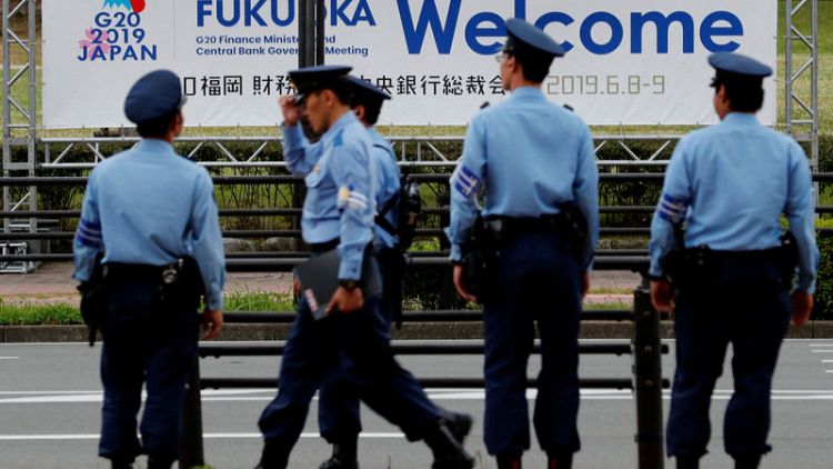 اليابان تعتقل رجلا لطعنه شرطيا والاستيلاء على سلاحه