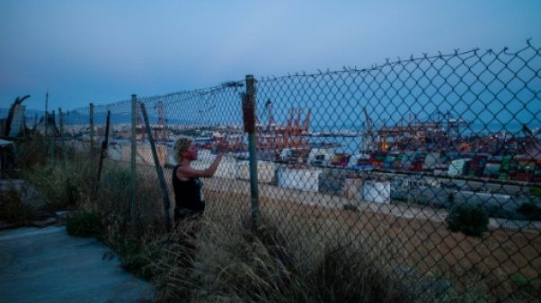 Eleni, au chômage, regarde depuis sa maison le port du Pirée à Pérama, près d'Athènes, le 15 juin 2019 Eleni, au chômage, regarde depuis sa maison le port du Pirée à Pérama, près d'Athènes, le 15 juin 2019