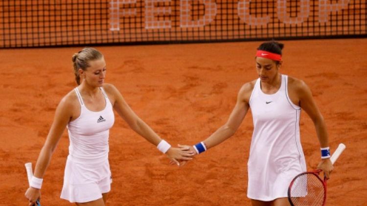 Les Françaises Kristina Mladenovic (g) et Caroline Garcia lors de la demi-finale de Fed Cup face à la Roumanie, à Rouen, le 21 avril 2019