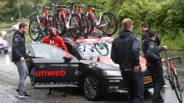 Tom Dumoulin abandonne après sa chute lors de la 5e étape du Tour d'Italie, près de Terracina, le 15 mai 2019 Tom Dumoulin abandonne après sa chute lors de la 5e étape du Tour d'Italie, près de Terracina, le 15 mai 2019