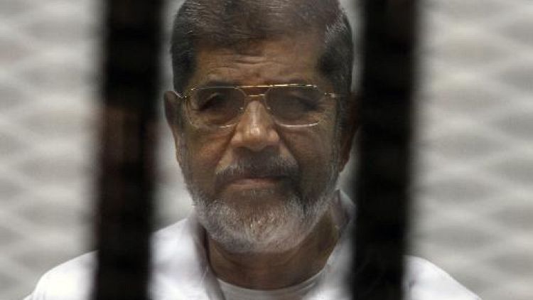 Mohamed Morsi lors de son procès le 8 mai 2014 au Caire 