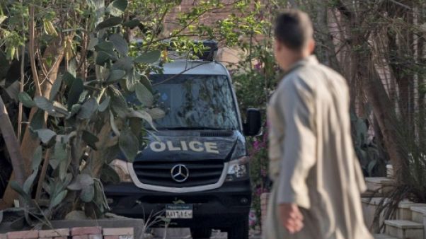 Un véhicule de police dans le cimetière où a été enterré l'ex-président égyptien Mohamed Morsi, le 18 juin 2019 au Caire Un véhicule de police dans le cimetière où a été enterré l'ex-président égyptien Mohamed Morsi, le 18 juin 2019 au Caire