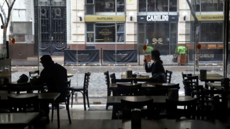 Diners are pictured at a restaurant during a power cut in Buenos Aires on June 16, 2019, in a photo released by Noticias Argentinas
