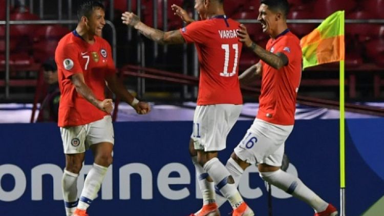 Alexis Sanchez (N.7) célèbre un but avec ses coéquipiers de la sélection chilienne, lors du match de la Copa América contre le Japon, à Sao Paulo le 17 juin 2019.