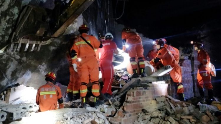 Des équipes de secours recherchent des survivants dans les décombres d'immeubles après un puissant séisme, le 18 juin 2019 à Yibin, dans la province chinoise du Sichuan