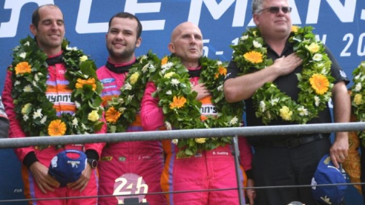 Le pilotes Ford GT#85 Jeroen Bleekemolen, Felipe Fraga et Ben Keating célèbrent sur le podium la victoire aux 24 Heures du Mans, avant leur disqualification, le 16 juin 2019.