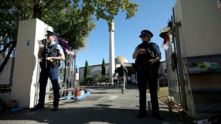 La police monte la garde devant la mosquée Al-Nour de Christchurch, le 3 mai 2019 en Nouvelle-Zélande