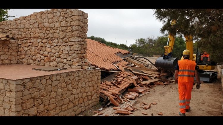 Abusivismo: demolita villa a Lampedusa