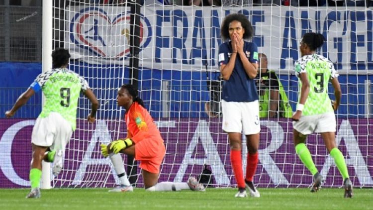 La capitaine des Bleues Wendie Renard après avoir manqué un penalty, contre le Nigeria à Rennes, le 17 juin 2019