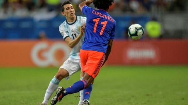 L'ailier argentin Angel Di Maria tente de stopper le Colombien Juan Cuadrado pour l'entrée de l'Alibiceleste en Copa America à Salvador de Bahia, le 15 juin 2019 L'ailier argentin Angel Di Maria tente de stopper le Colombien Juan Cuadrado pour l'entrée de l'Alibiceleste en Copa America à Salvador de Bahia, le 15 juin 2019