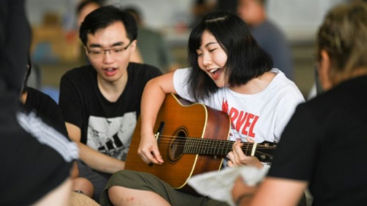 Des manifestants continuent de se rassembler à Hong Kong contre un projet de loi visant à autoriser les extraditions vers la Chine continentale, le 18 juin 2019