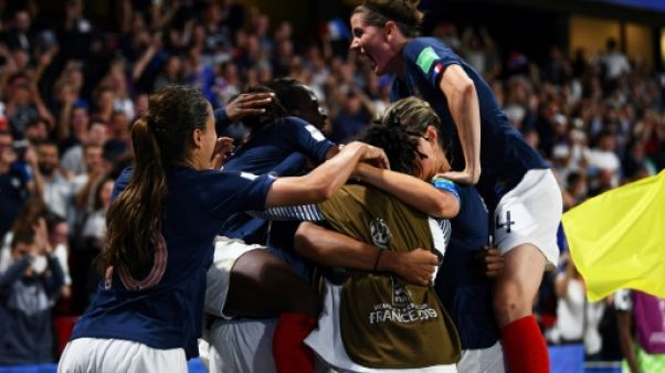 Les joueuses de l'équipe de France victorieuses du Nigeria pour le dernier match de la phase de poules du Mondial, le 17 juin 2019 à Rennes Les joueuses de l'équipe de France victorieuses du Nigeria pour le dernier match de la phase de poules du Mondial, le 17 juin 2019 à Rennes
