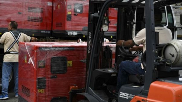 Des employés déchargent des générateurs destinés aux hôpitaux pour les soutenir dans la crise sanitaire, le 17 juin 2019 à Caracas, au Venezuela Des employés déchargent des générateurs destinés aux hôpitaux pour les soutenir dans la crise sanitaire, le 17 juin 2019 à Caracas, au Venezuela