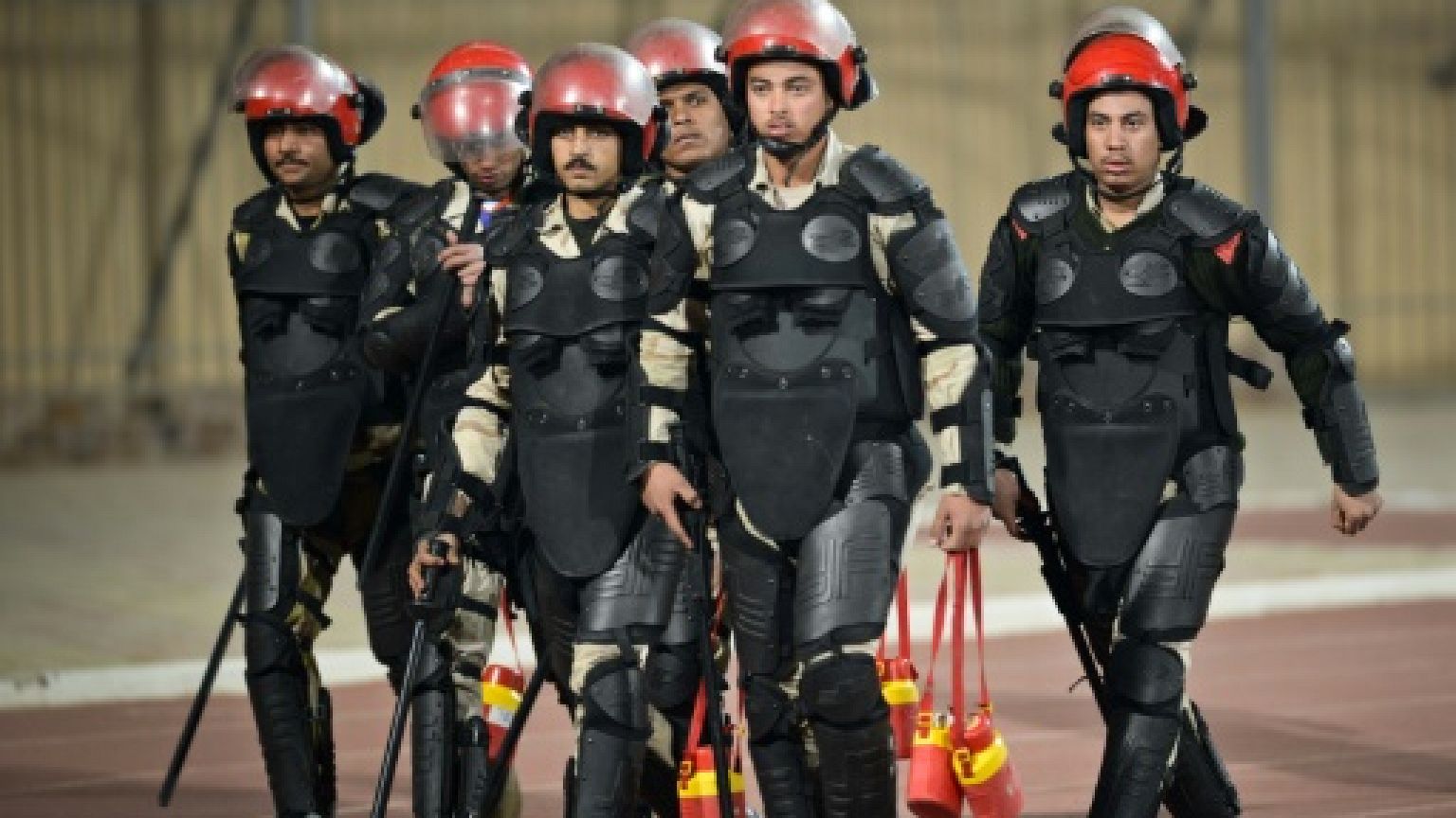 Les forces de l'ordre égyptiennes se déploient lors du derby caïrote  entre Al-Ahly et Zamalek, le 29 janvier 2015