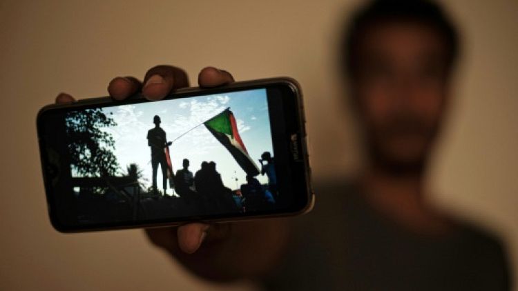 Le manifestant soudanais Akram montre une photo prise pendant le sit-in à Khartoum, lors d'une interview avec l'AFP, le 15 juin 2019