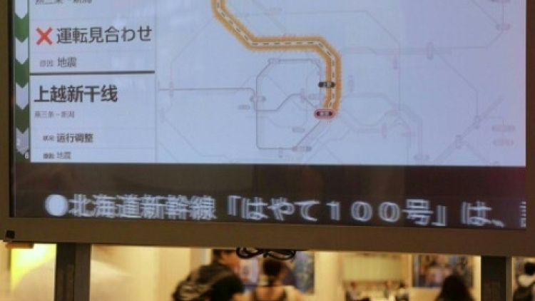 Un tableau électronique montre l'arrêt du train Tokyo-Niigata après un séisme et une alerte au tsunami le 18 juin 2019
