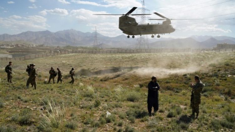 Un hélicoptère Chinook de l'armée américaine atterrit à Maidan Shar, la capitale de la province de Wardak en Afghanistan, le 6 juin 2019