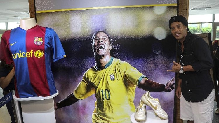 Brasile, Bolsonaro riceve Ronaldinho