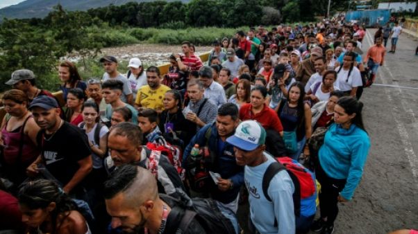 Des Vénézueliens attendent à la frontière à San Antonio del Tachira pour entrer à Cucuta, le 9 juin 2019 en Colombie, Des Vénézueliens attendent à la frontière à San Antonio del Tachira pour entrer à Cucuta, le 9 juin 2019 en Colombie,