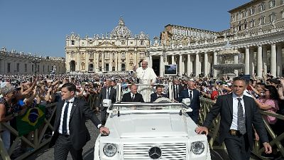 Papa: Dio aiuta Chiesa, oltre scandali Papa: Dio aiuta Chiesa, oltre scandali