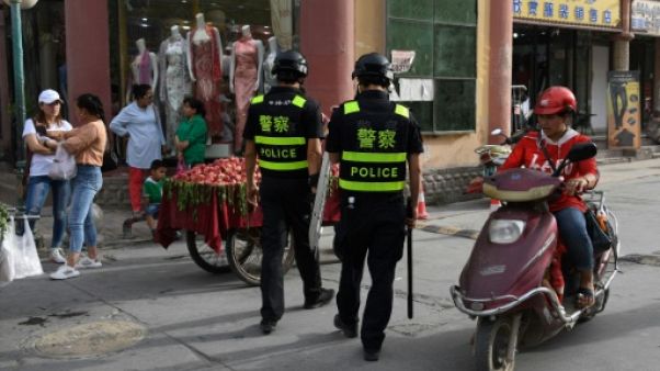 Des policiers en patrouille dans une rue de Kachgar, le 4 juin 2019 dans la province chinoise du Xinjiang Des policiers en patrouille dans une rue de Kachgar, le 4 juin 2019 dans la province chinoise du Xinjiang