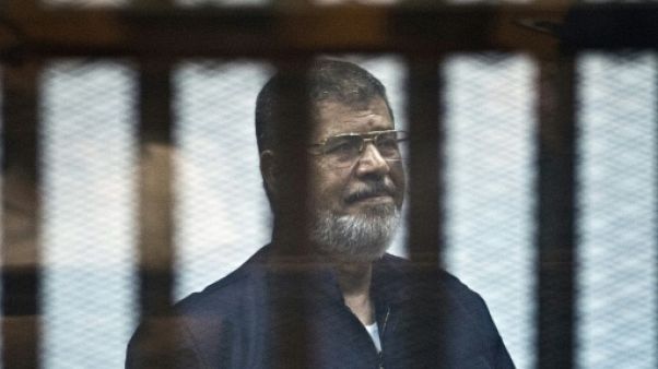Photo d'archives de l'ancien président égyptien Mohamed Morsi, lors d'un de ses procès au Caire, le 16 juin 2015 Photo d'archives de l'ancien président égyptien Mohamed Morsi, lors d'un de ses procès au Caire, le 16 juin 2015