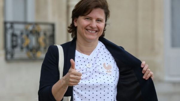 La ministre des Sports Roxana Maracineanu pose avec le maillot de l'équipe de France féminine de football à la sortie de l'Elysée, le 3 juin 2019 La ministre des Sports Roxana Maracineanu pose avec le maillot de l'équipe de France féminine de football à la sortie de l'Elysée, le 3 juin 2019