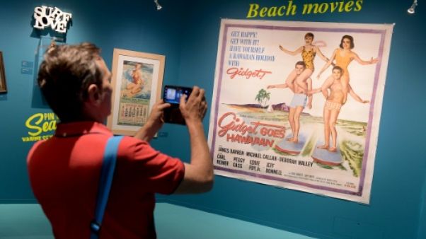 Un visiteur de l'exposition "La déferlante surf", au Musée d'Aquitaine de Bordeaux, le 18 juin 2019 Un visiteur de l'exposition "La déferlante surf", au Musée d'Aquitaine de Bordeaux, le 18 juin 2019
