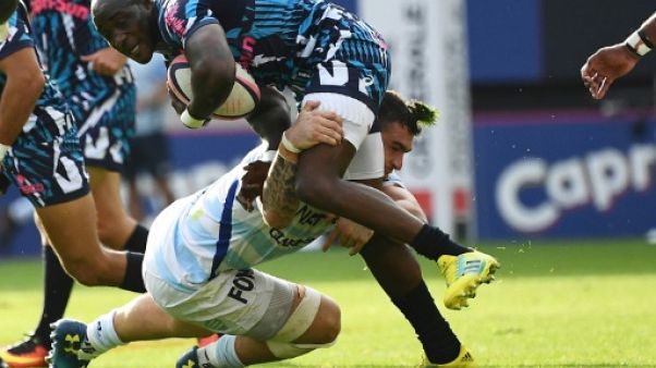 L'arrière international du Stade Français Djibril Camara (en haut) à la lutte avec le talonneur du Racing 92 Teddy Baubigny en Top 14 à Jean-Bouin, le 30 septembre 2018 L'arrière international du Stade Français Djibril Camara (en haut) à la lutte avec le talonneur du Racing 92 Teddy Baubigny en Top 14 à Jean-Bouin, le 30 septembre 2018