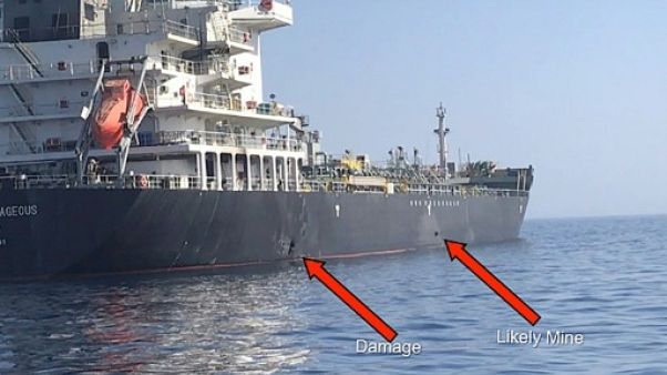 Photo distribuée par l'armée américaine montrant les dégâts sur le tanker japonais Kokuka Courageous, le 13 juin 2019 en mer d'Oman Photo distribuée par l'armée américaine montrant les dégâts sur le tanker japonais Kokuka Courageous, le 13 juin 2019 en mer d'Oman