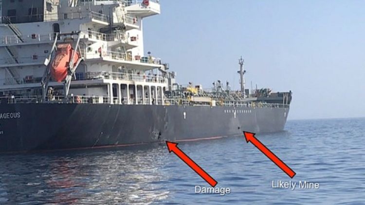 Photo distribuée par l'armée américaine montrant les dégâts sur le tanker japonais Kokuka Courageous, le 13 juin 2019 en mer d'Oman