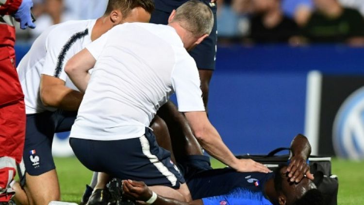 L'attaquant des Bleuets, Jonathan Bamba, blessé lors du match de phase de groupes de l'Euro Espoirs face à l'Angleterre, à Cesena en Italie, le 18 juin 2019