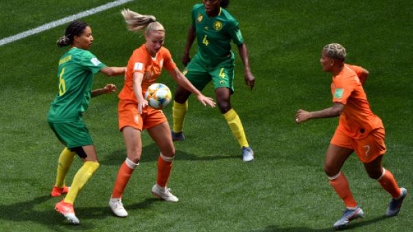 La défernseure du Cameroun Estelle Johnson (g) à la lutte avec la milieu de terrain néerlandaise Jackie Groenen au Mondial-2019, le 15 juin 2019 à Valenciennes La défernseure du Cameroun Estelle Johnson (g) à la lutte avec la milieu de terrain néerlandaise Jackie Groenen au Mondial-2019, le 15 juin 2019 à Valenciennes