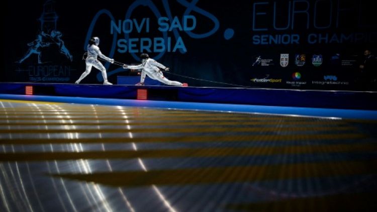 La Française Coraline Vitalis (g) contre la Polonaise Nelip Ewa lors de la finale à l'épée des Championnats d'Europe, le 21 juin 2018 à Novi Sad (Serbie)