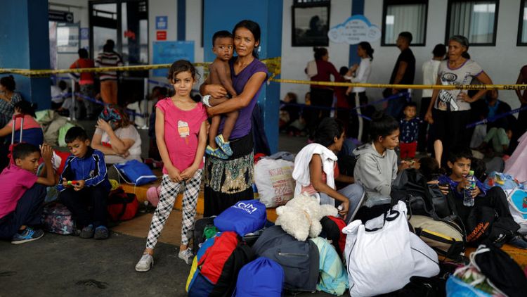 Venezuelan mothers, children in tow, rush to migrate