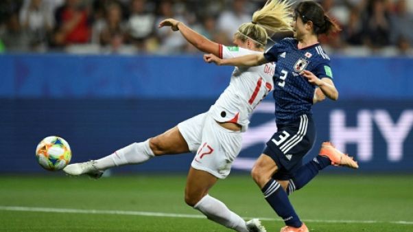 L'Anglaise Rachel Daly (g) et la Japonaise Saori Takarada à la lutte en match du Mondial féminin, le 19 juin 2019 à Nice L'Anglaise Rachel Daly (g) et la Japonaise Saori Takarada à la lutte en match du Mondial féminin, le 19 juin 2019 à Nice