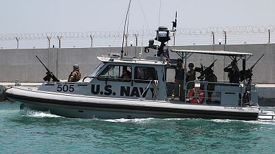 البحرية الأمريكية: شظايا ألغام تشير لضلوع إيران في الهجوم على الناقلات بالخليج