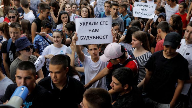 تلاميذ في صربيا يحتجون على تسريب امتحان في الرياضيات