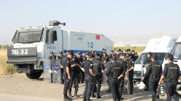 Des policiers turcs aux abords de la prison de Sincan près d'Ankara, le 28 septembre 2017 Des policiers turcs aux abords de la prison de Sincan près d'Ankara, le 28 septembre 2017
