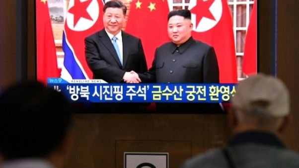 La rencontre entre Xi Jinping et Kim Jong Un retransmise à la télévision sur un écran public dans une gare à Séoul, le 20 juin 2019 La rencontre entre Xi Jinping et Kim Jong Un retransmise à la télévision sur un écran public dans une gare à Séoul, le 20 juin 2019